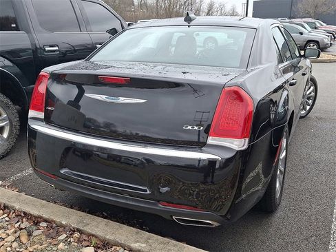 Used 2021 Chrysler 300 Touring w/ Driver Convenience Group image 4