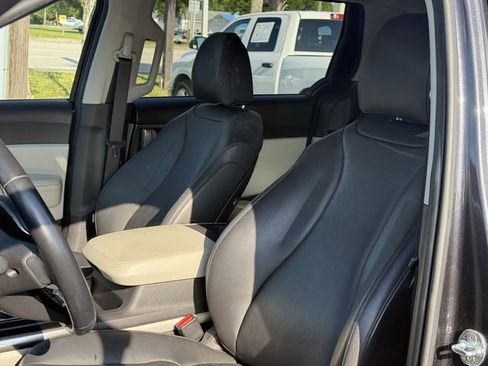 Used 2022 Kia Carnival LX FWD image 14