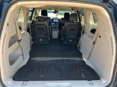 Used 2023 Chrysler Pacifica Touring-L FWD image 18