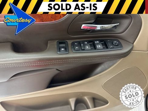 Used 2014 Chrysler Town & Country Touring-L w/ Driver Convenience Group FWD image 23