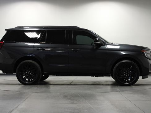 Used 2025 Ford Expedition Platinum w/ Stealth Appearance Package AWD/4WD image 3