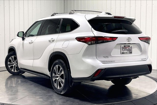 Used 2023 Toyota Highlander XLE AWD/4WD image 12