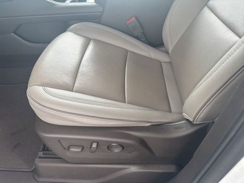 Used 2024 GMC Yukon SLT w/ SLT Luxury Package RWD image 10