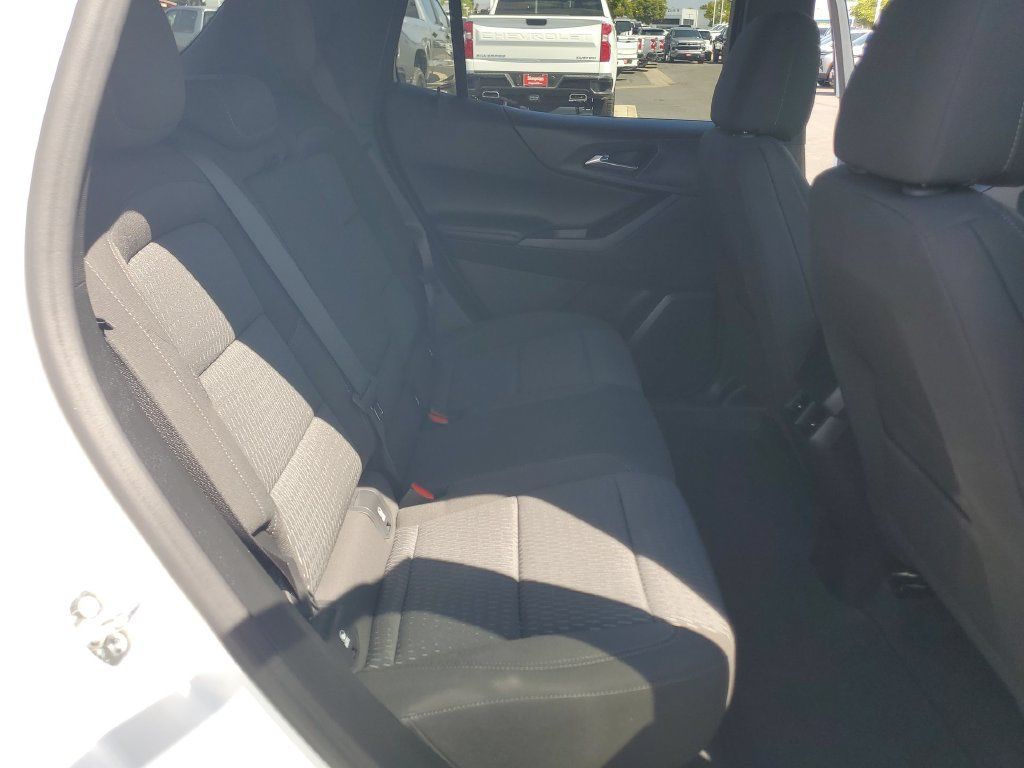 Used 2026 Chevrolet Equinox LT w/ Safety and Technology Package FWD image 27