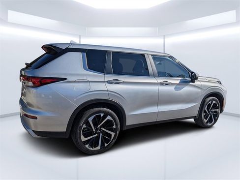 Used 2024 Mitsubishi Outlander FWD image 3