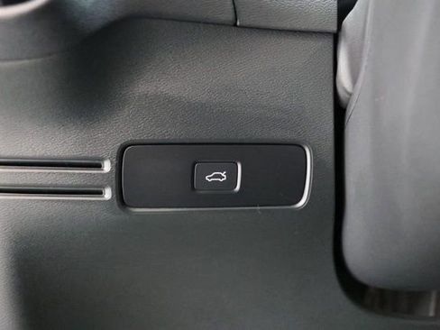 Used 2025 Volvo XC40 B5 Plus image 19