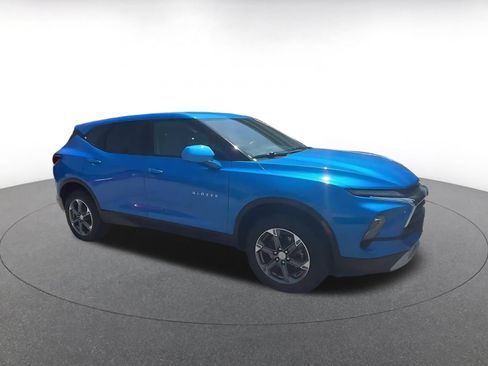 Used 2025 Chevrolet Blazer LT FWD image 2