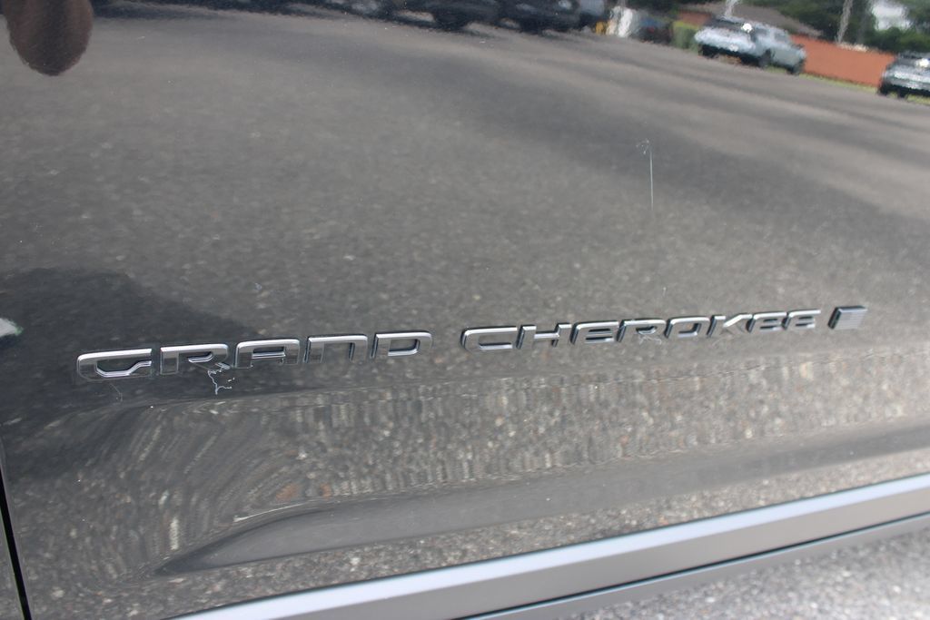 Used 2024 Jeep Grand Cherokee Altitude AWD/4WD image 19