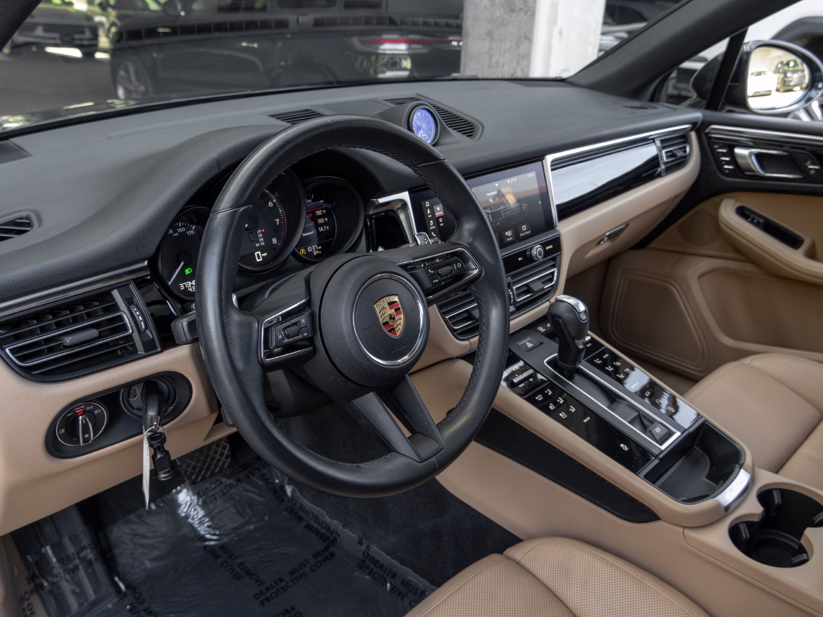 Certified 2023 Porsche Macan AWD/4WD image 4