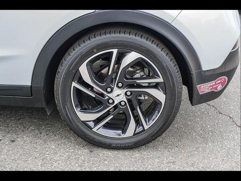 Used 2023 Chevrolet Bolt LT w/ Infotainment Package FWD image 9