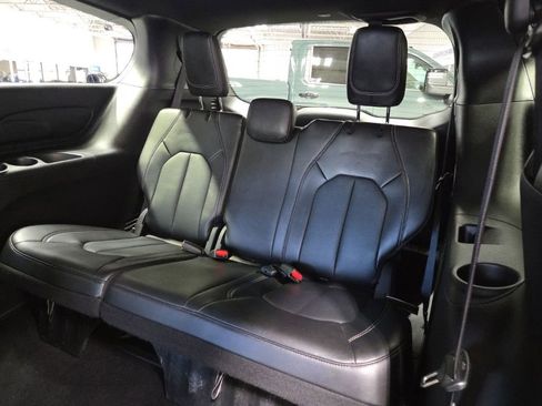 Used 2025 Chrysler Pacifica Select FWD image 32
