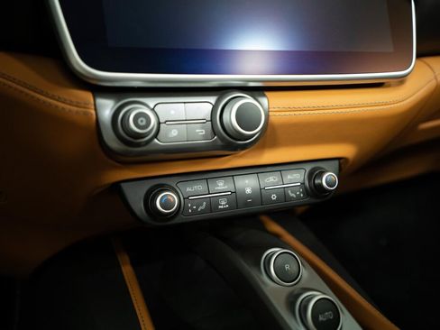 Used 2019 Ferrari Portofino RWD image 39