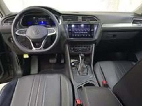 Used 2023 Volkswagen Tiguan SE w/ Panoramic Sunroof Package FWD image 17