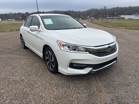 Used 2017 Honda Accord EX-L image 2