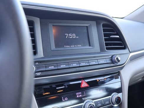 Used 2020 Hyundai Elantra SE FWD image 12