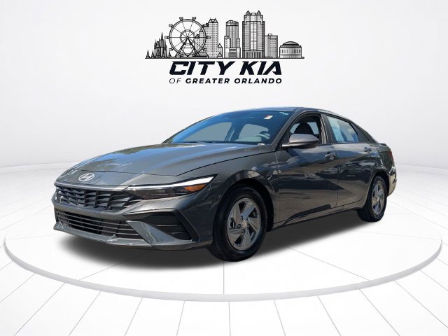Used 2026 Hyundai Elantra SE FWD image 2