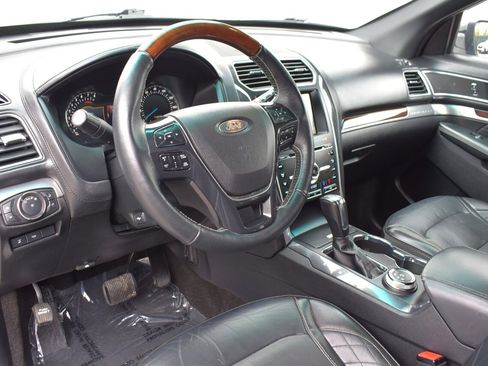 Used 2018 Ford Explorer Platinum AWD/4WD image 3