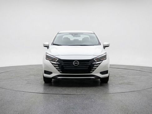 Used 2025 Nissan Versa SV image 2