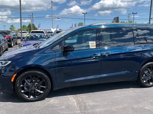 Used 2023 Chrysler Pacifica Limited w/ Uconnect Theater Family Group AWD/4WD image 2