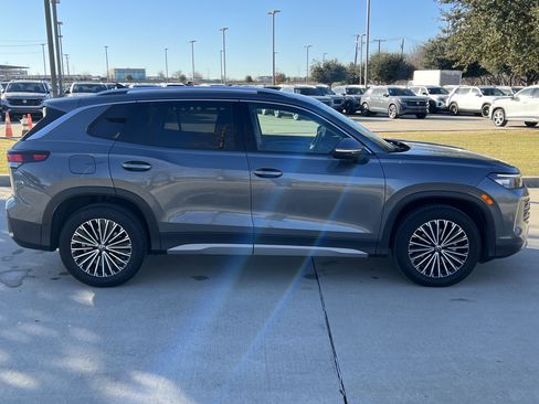 Certified 2025 Volkswagen Tiguan S image 11