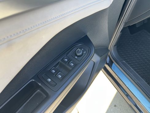 Certified 2025 Volkswagen Taos SE w/ Panoramic Sunroof Package image 14