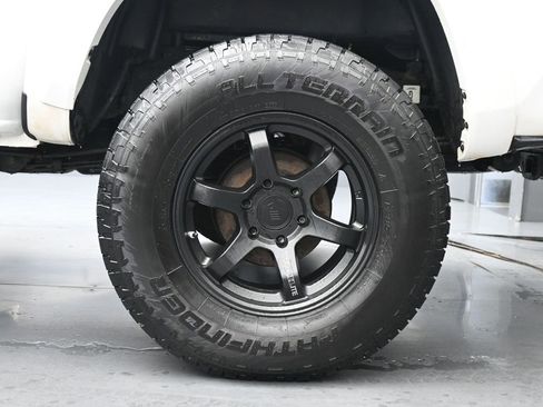 Used 2017 Toyota Tacoma SR5 w/ Tow Package image 12