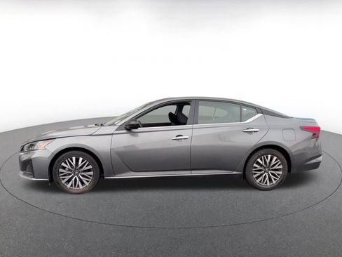 Used 2025 Nissan Altima 2.5 SV FWD image 9