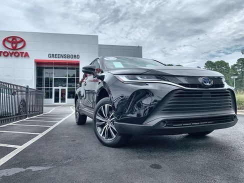 Used 2023 Toyota Venza LE AWD/4WD image 2