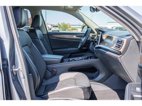 Used 2025 Volkswagen Atlas SE AWD/4WD image 11