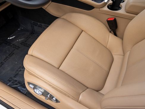 Certified 2025 Porsche Macan image 26