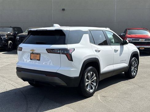 Used 2025 Chevrolet Equinox LT FWD image 3