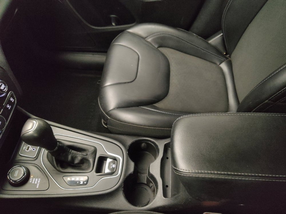 Used 2019 Jeep Cherokee Latitude Plus w/ Cold Weather Group AWD/4WD image 26