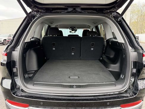 Used 2023 Jeep Grand Cherokee Laredo w/ Luxury Tech Group I AWD/4WD image 16