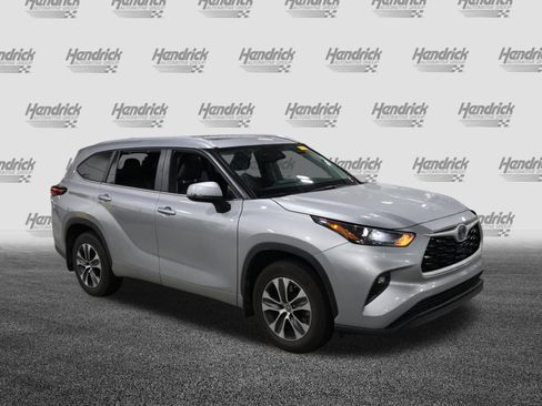 Used 2024 Toyota Highlander XLE FWD image 2