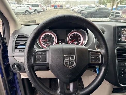 Used 2019 Dodge Grand Caravan SE w/ UConnect Hands-Free Group image 11