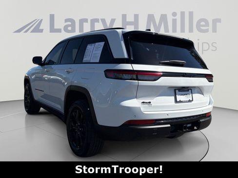 Used 2025 Jeep Grand Cherokee Altitude AWD/4WD image 3