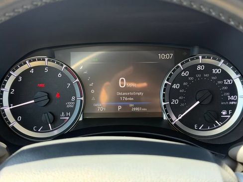 Used 2024 Toyota Highlander XLE FWD image 11