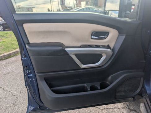 Used 2017 Nissan Titan SV image 9