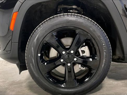 Used 2025 Jeep Grand Cherokee L Limited w/ Black Appearance Package image 11