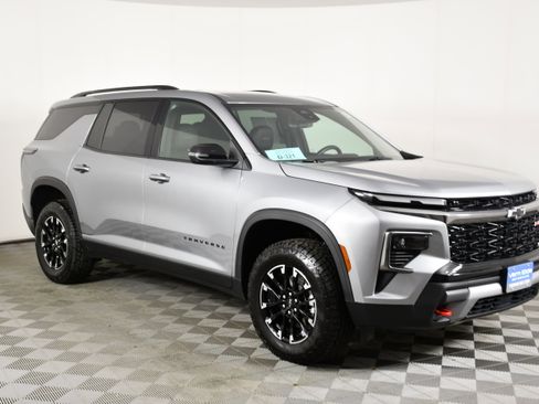 Used 2025 Chevrolet Traverse Z71 image 4