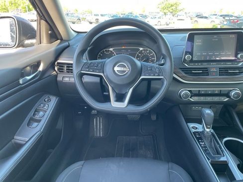 Used 2024 Nissan Altima 2.5 SV FWD image 12