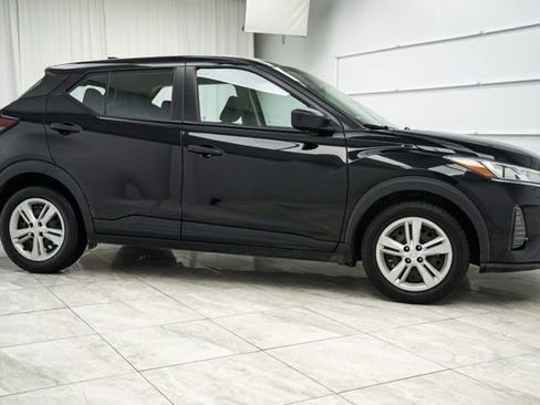 Used 2021 Nissan Kicks S image 2
