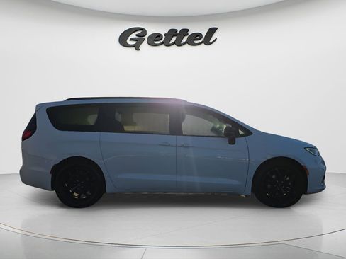 Used 2025 Chrysler Pacifica Limited FWD image 11