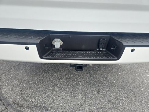 Used 2017 Nissan Titan SV image 9