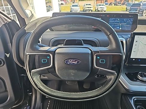Used 2025 Ford Expedition Platinum w/ Driver's Package AWD/4WD image 16