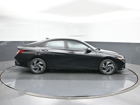 Used 2025 Hyundai Elantra Limited image 6