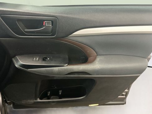 Used 2018 Toyota Highlander LE AWD/4WD image 32