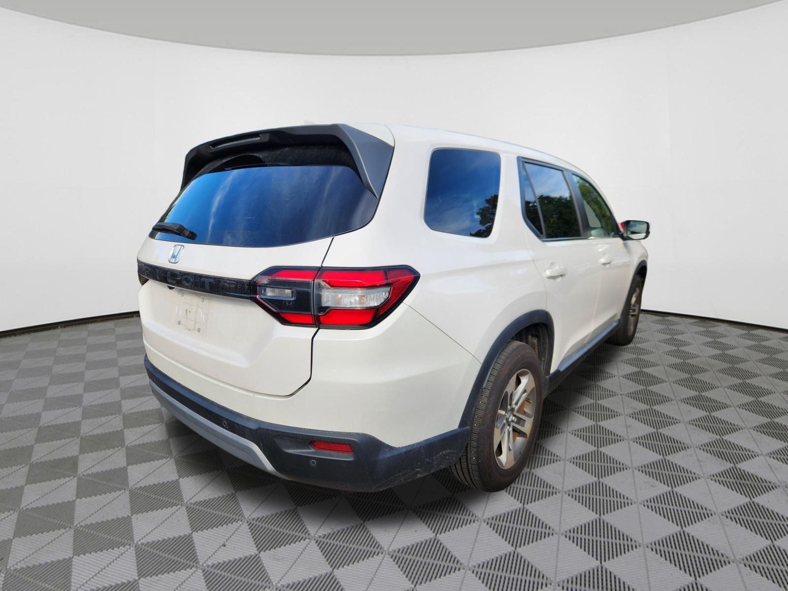 Used 2025 Honda Pilot EX-L image 4