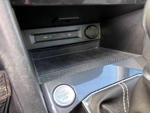 Used 2024 Volkswagen Tiguan SE w/ Panoramic Sunroof Package image 22