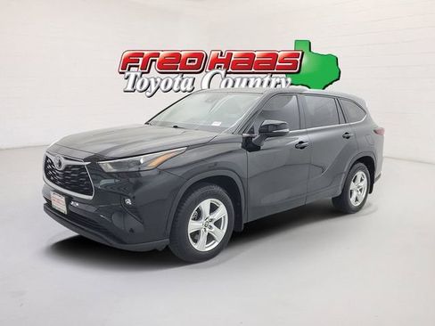 Used 2024 Toyota Highlander LE AWD/4WD image 1